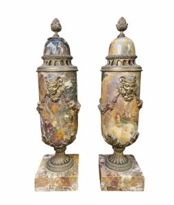 Par de vasos em mármore e bronze